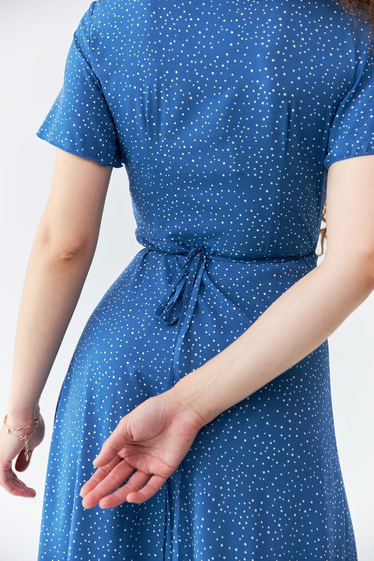 Rochie midi petrecută cu mâneci clopot
