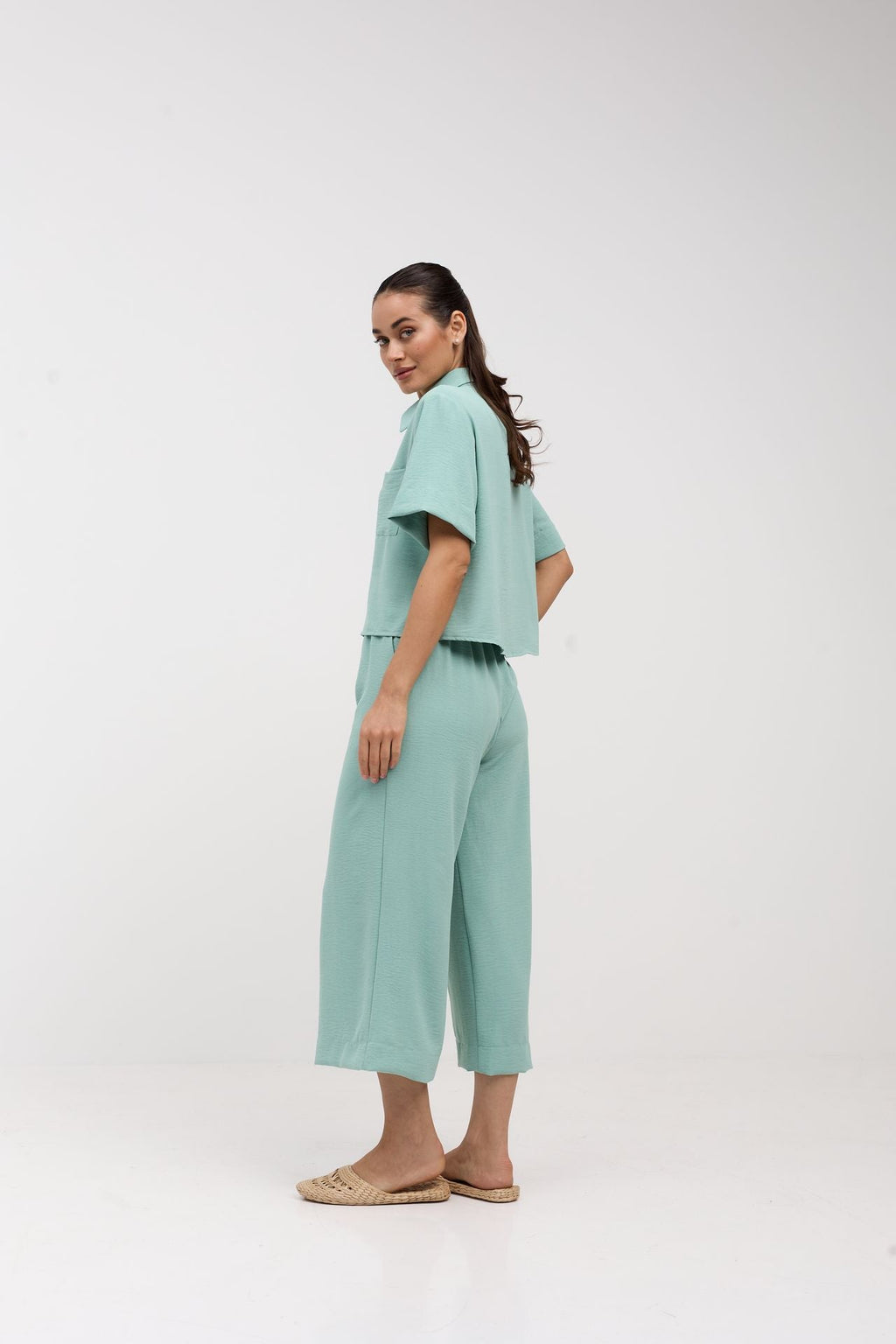 Pantaloni culotte din crep cu buzunare
