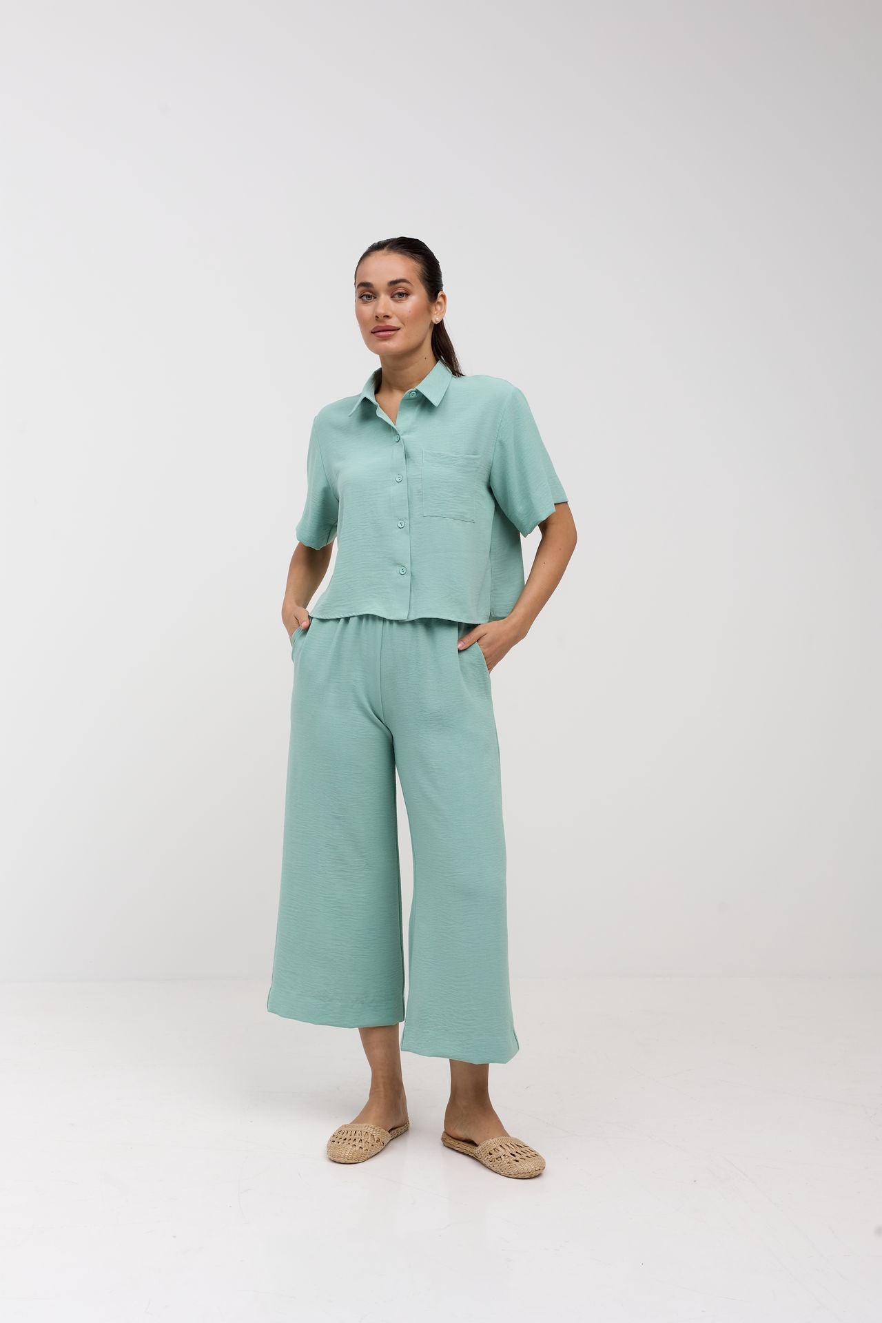 Pantaloni culotte din crep cu buzunare