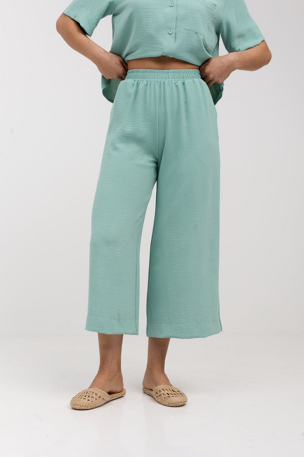 Pantaloni culotte din crep cu buzunare