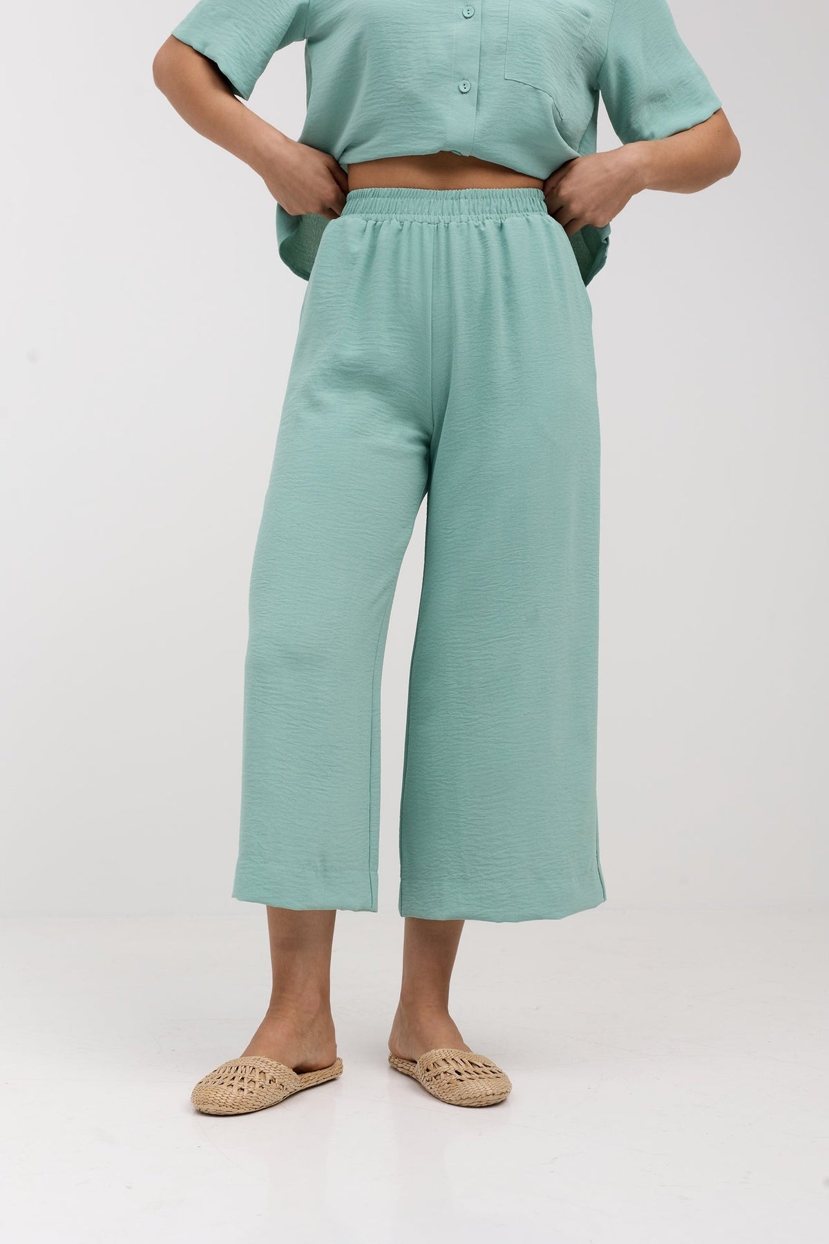 Pantaloni culotte din crep cu buzunare
