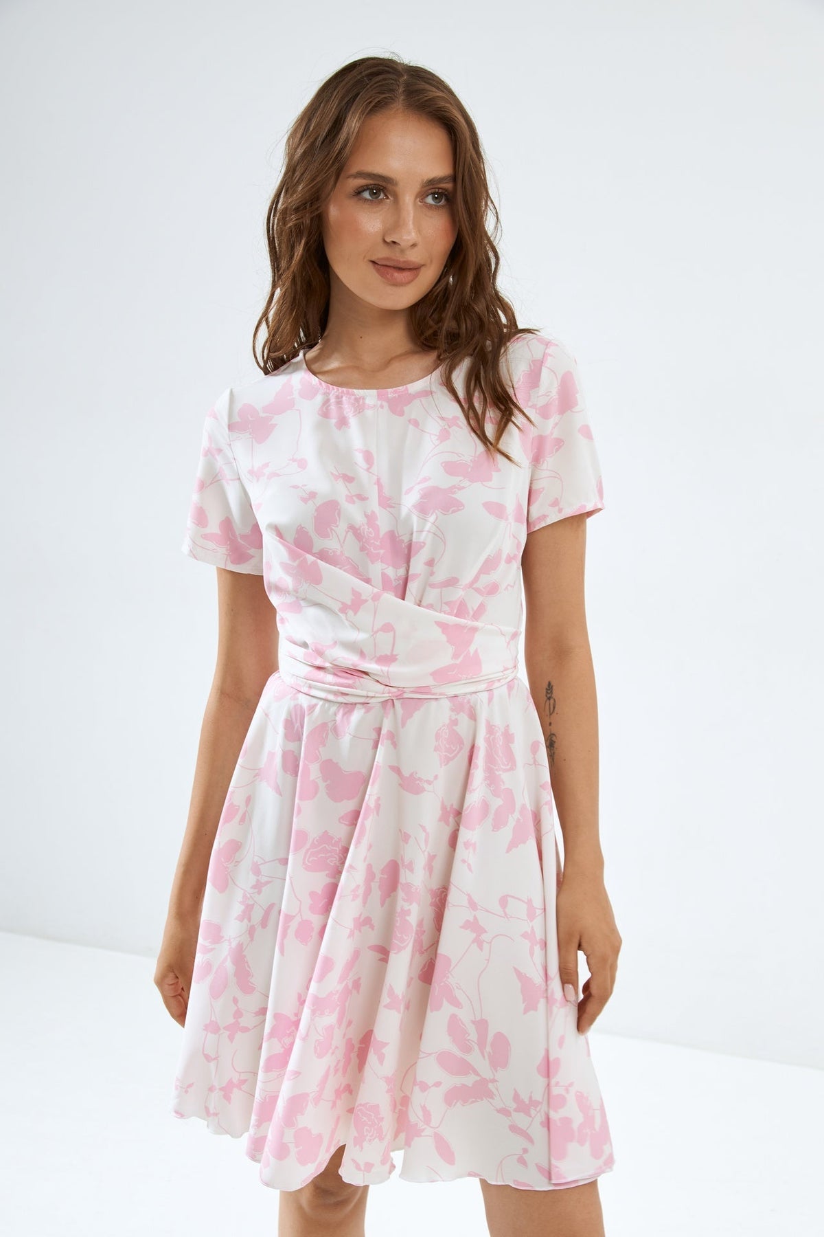 Rochie mini cu detaliu răsucit și imprimeu floral