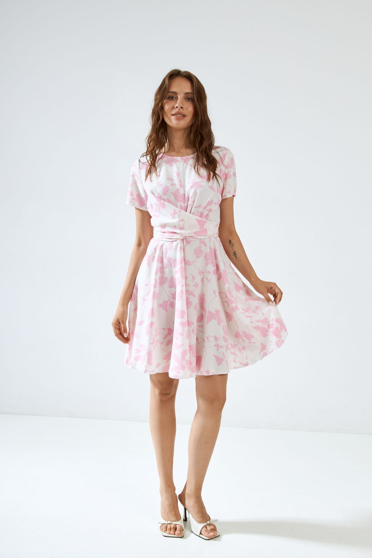 Rochie mini cu detaliu răsucit și imprimeu floral