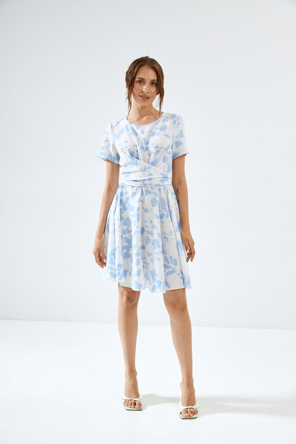 Rochie mini cu detaliu răsucit și imprimeu floral