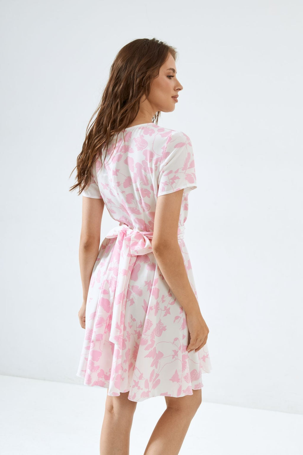 Rochie mini cu detaliu răsucit și imprimeu floral