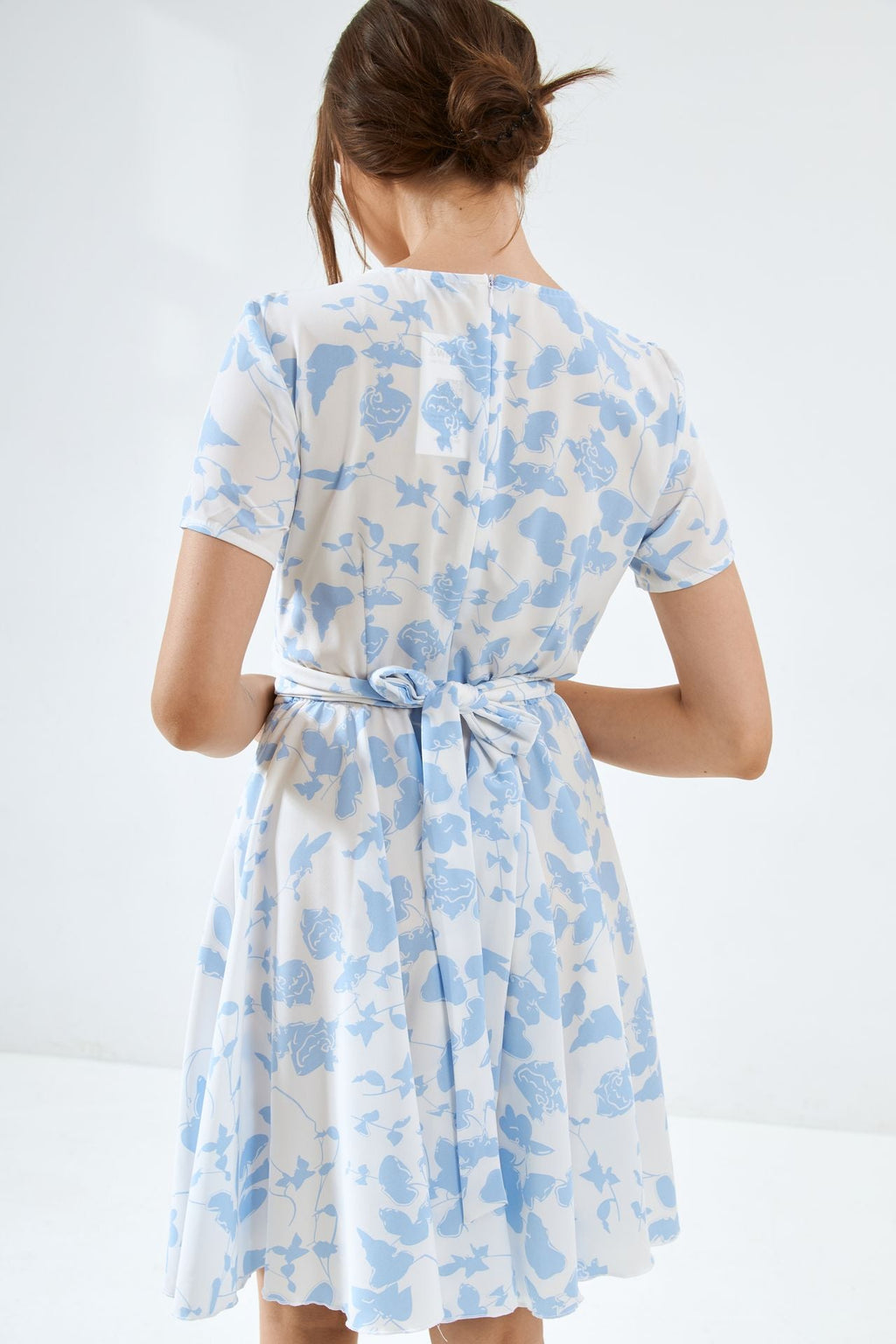 Rochie mini cu detaliu răsucit și imprimeu floral