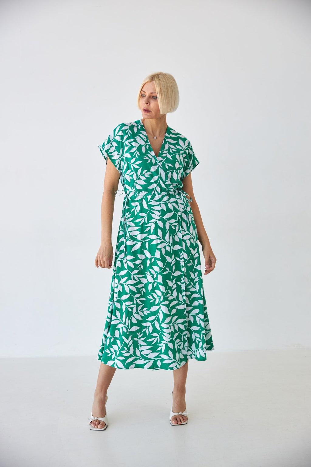 Rochie midi cu bust petrecut și imprimeu floral