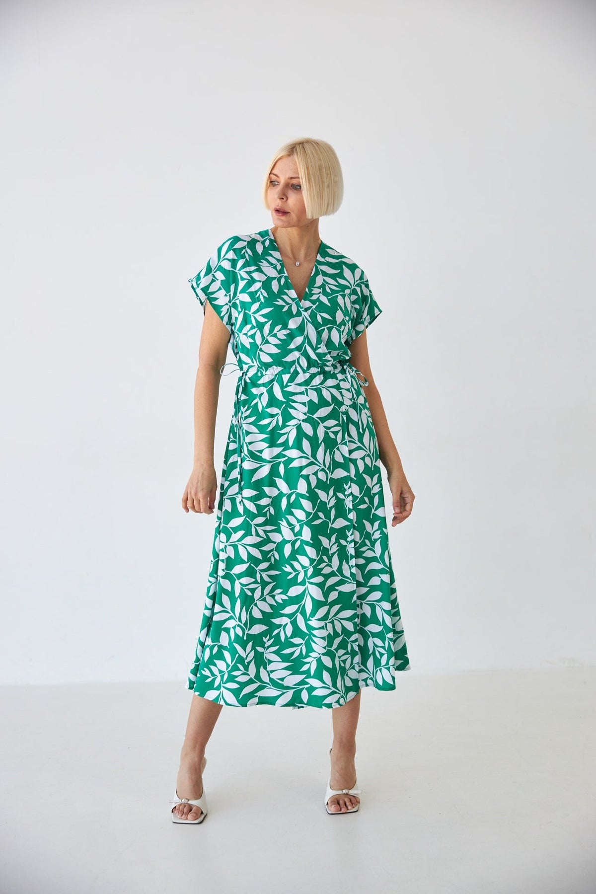 Rochie midi cu bust petrecut și imprimeu floral