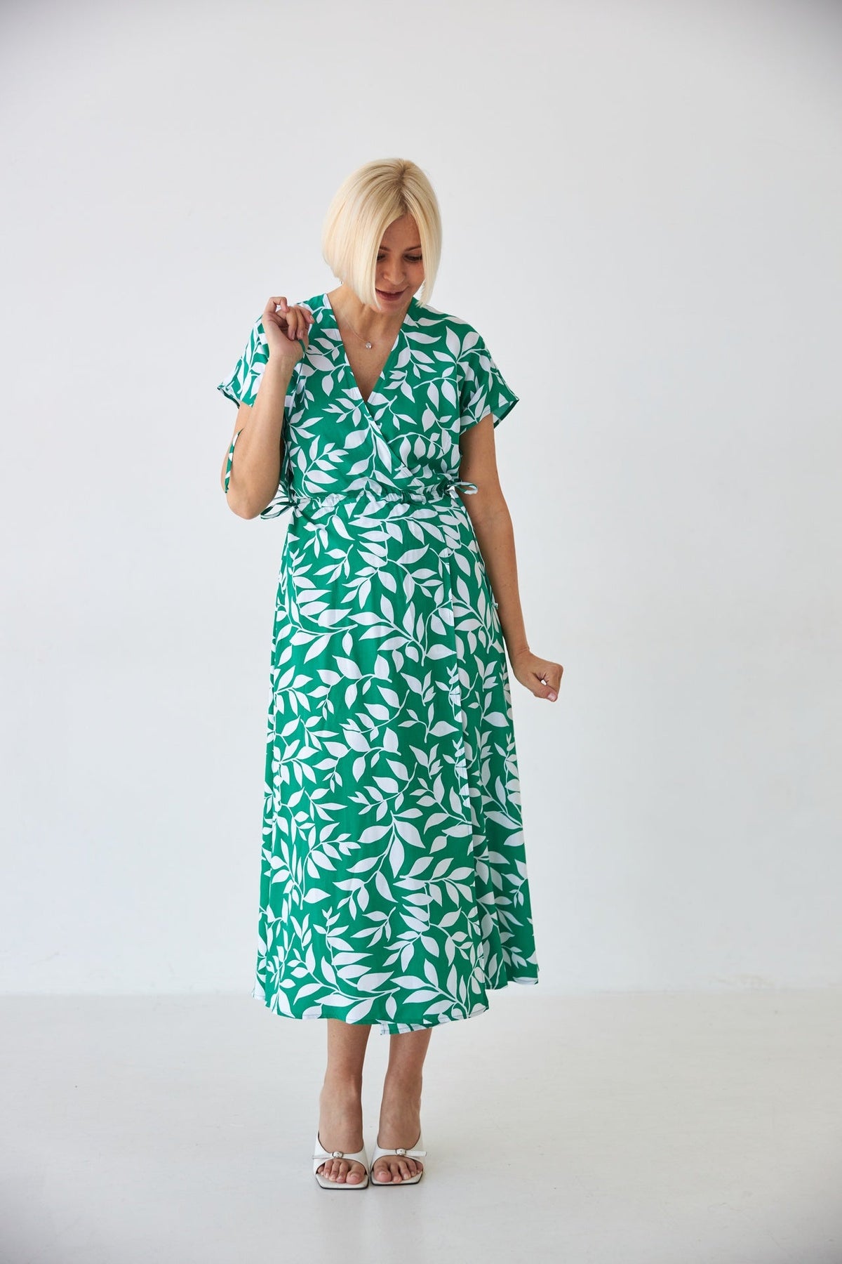 Rochie midi cu bust petrecut și imprimeu floral