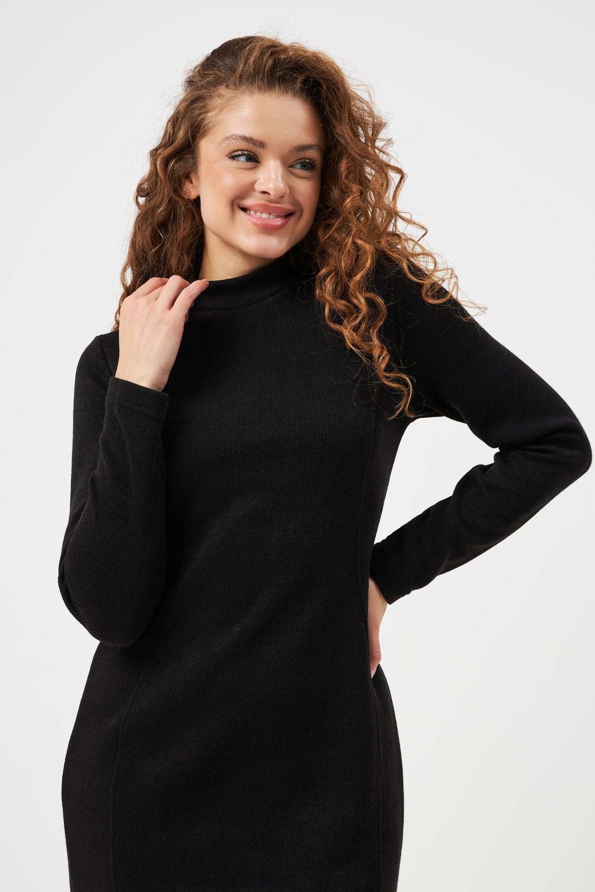 Rochie midi călduroasă cu șliț
