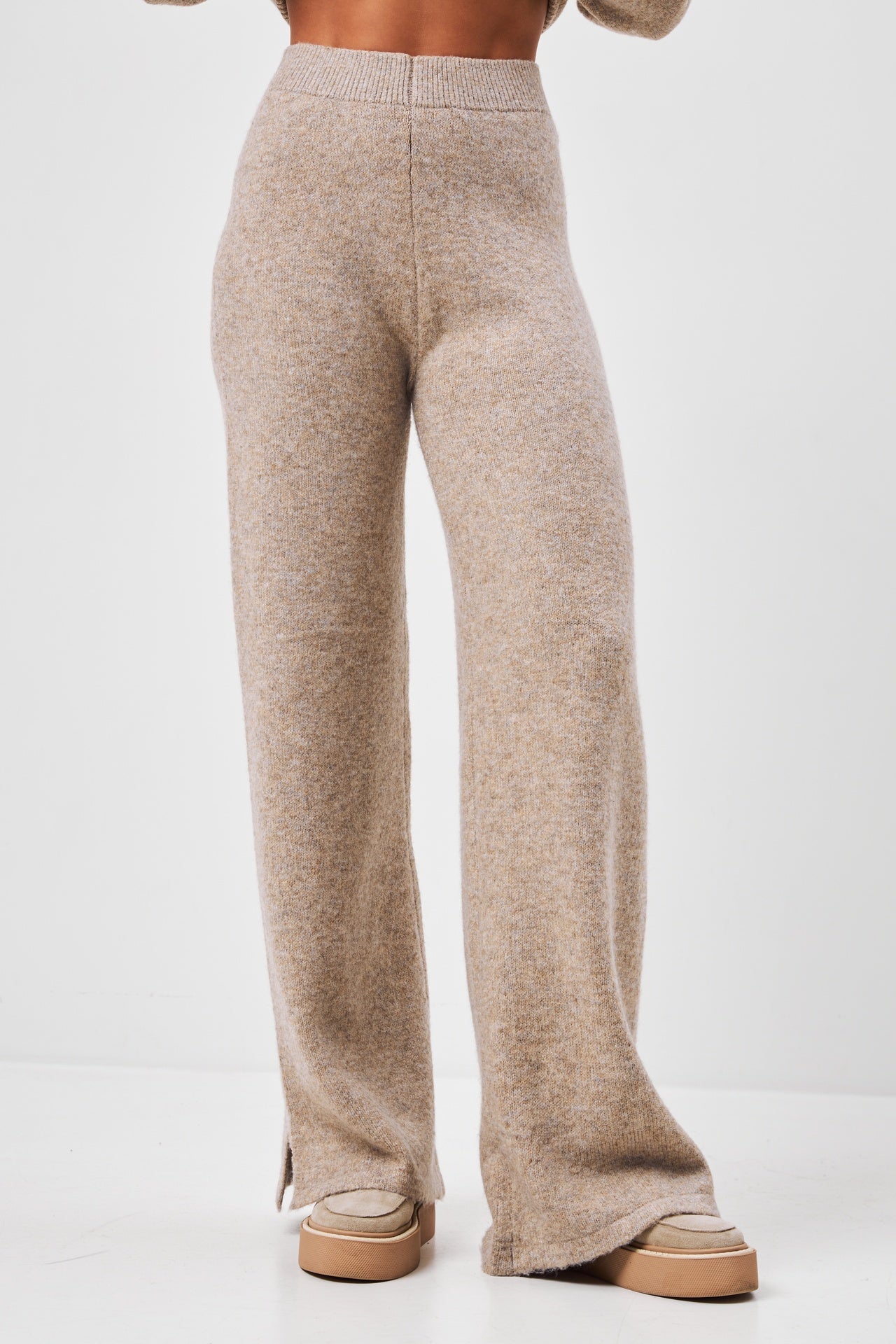 Pantaloni tricotați cu șlițuri